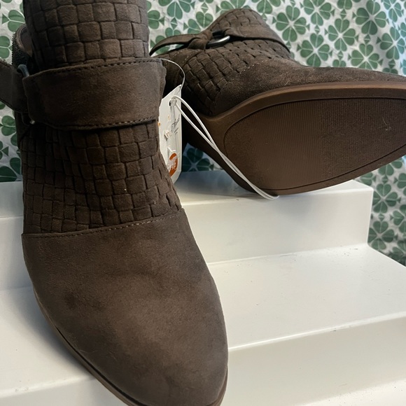 New Woman’s Slip On Boots - Picture 5 of 8